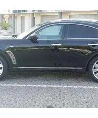 Infiniti FX30 black & white edition Infiniti FX30 black & white edition