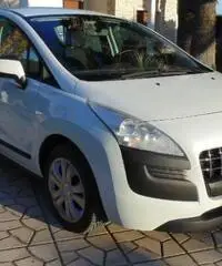 PEUGEOT 3008 1.6 HDi 110CV cambio robotizzato Business