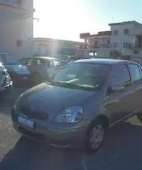 TOYOTA Yaris 1.0i 16V 5 porte Sol TOYOTA Yaris 1.0i 16V 5 porte Sol
