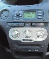 TOYOTA Yaris 1.0i 16V 5 porte Sol TOYOTA Yaris 1.0i 16V 5 porte Sol