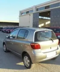 TOYOTA Yaris 1.0i 16V 5 porte Sol TOYOTA Yaris 1.0i 16V 5 porte Sol