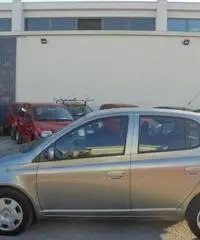 TOYOTA Yaris 1.0i 16V 5 porte Sol TOYOTA Yaris 1.0i 16V 5 porte Sol