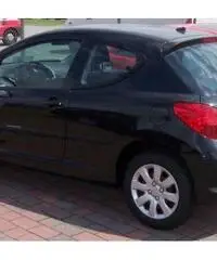 Vendesi Peugeot 207 1.4 benzina colore nero