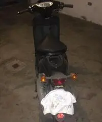 Aprilia Scarabeo 50 De Luxe del 2000 km 22640 con bauletto