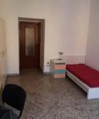 Quattro stanze singole per studentesse al vomero Quattro stanze singole per studentesse al vomero