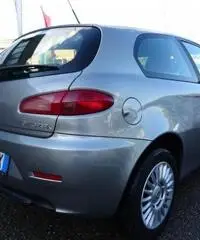 ALFA ROMEO 147 1.6 16V TS (105) 3 porte Distinctive ALFA ROMEO 147 1.6 16V TS (105) 3 porte Distinctive