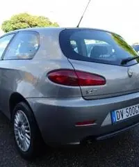 ALFA ROMEO 147 1.6 16V TS (105) 3 porte Distinctive ALFA ROMEO 147 1.6 16V TS (105) 3 porte Distinctive