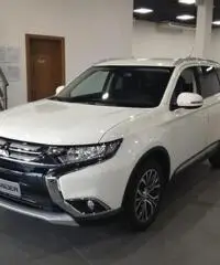 MITSUBISHI Outlander 2.2 DI-D 4WD Instyle Navy 7p. A/T m.y.16 MITSUBISHI Outlander 2.2 DI-D 4WD Instyle Navy 7p. A/T m.y.16