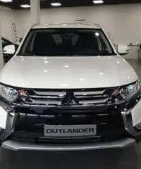 MITSUBISHI Outlander 2.2 DI-D 4WD Instyle Navy 7p. A/T m.y.16