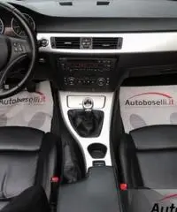 BMW 320 I CABRIOLET ATTIVA 170 CV E93 Interno in pelle Fari allo Xeno Cruise control Cerchi in lega 