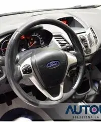 FORD Fiesta 1.2 BENZ 5 PORTE NEOPATENTATI CERCHI 16' FORD Fiesta 1.2 BENZ 5 PORTE NEOPATENTATI CERCHI 16'