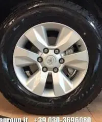 TOYOTA Hilux 2.4 D-4D 2WD Double Cab Lounge MY16 TOYOTA Hilux 2.4 D-4D 2WD Double Cab Lounge MY16