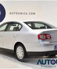 VOLKSWAGEN Passat 1.6 FSI TRENDLINE BERLINA SENS CRUISE CLIMA BI-ZON