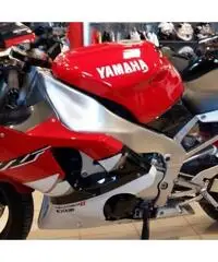 YAMAHA R 1