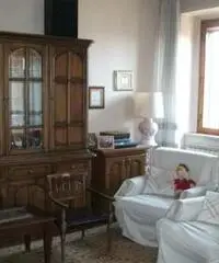 Appartamento di 5 locali in Affitto