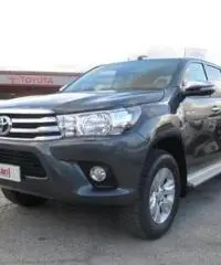 TOYOTA Hilux 2.4 D-4D 4WD 4p. DC Lounge -305- TOYOTA Hilux 2.4 D-4D 4WD 4p. DC Lounge -305-