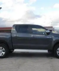 TOYOTA Hilux 2.4 D-4D 4WD 4p. DC Lounge -305- TOYOTA Hilux 2.4 D-4D 4WD 4p. DC Lounge -305-