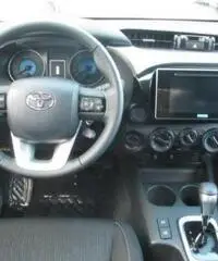 TOYOTA Hilux 2.4 D-4D 4WD 4p. DC Lounge -305- TOYOTA Hilux 2.4 D-4D 4WD 4p. DC Lounge -305-