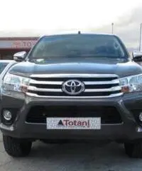 TOYOTA Hilux 2.4 D-4D 4WD 4p. DC Lounge -305 FL- TOYOTA Hilux 2.4 D-4D 4WD 4p. DC Lounge -305 FL-