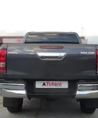 TOYOTA Hilux 2.4 D-4D 4WD 4p. DC Lounge -305 FL- TOYOTA Hilux 2.4 D-4D 4WD 4p. DC Lounge -305 FL-
