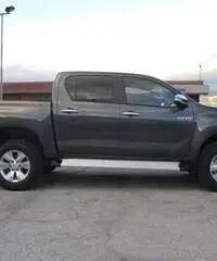 TOYOTA Hilux 2.4 D-4D 4WD 4p. DC Lounge -305 FL- TOYOTA Hilux 2.4 D-4D 4WD 4p. DC Lounge -305 FL-