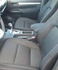 TOYOTA Hilux 2.4 D-4D 4WD 4p. DC Lounge -305 FL- TOYOTA Hilux 2.4 D-4D 4WD 4p. DC Lounge -305 FL-