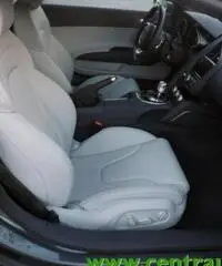 AUDI R8 4.2 V8 FSI quattro S tronic AUDI R8 4.2 V8 FSI quattro S tronic