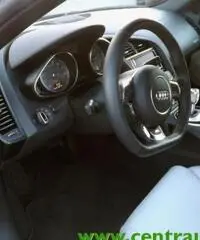 AUDI R8 4.2 V8 FSI quattro S tronic AUDI R8 4.2 V8 FSI quattro S tronic