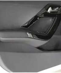 PEUGEOT 208 PureTech 82 5 porte Active PEUGEOT 208 PureTech 82 5 porte Active