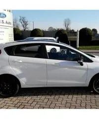 FORD Fiesta 1.5 TDCi 75CV 5 porte Black & White Edition FORD Fiesta 1.5 TDCi 75CV 5 porte Black & White Edition