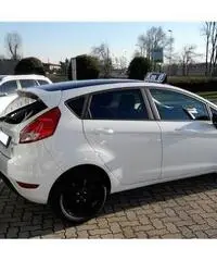 FORD Fiesta 1.5 TDCi 75CV 5 porte Black & White Edition FORD Fiesta 1.5 TDCi 75CV 5 porte Black & White Edition