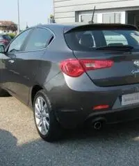 ALFA ROMEO Giulietta 1.6 JTDm-2 105 CV Distinctive ALFA ROMEO Giulietta 1.6 JTDm-2 105 CV Distinctive