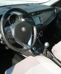 ALFA ROMEO Giulietta 1.6 JTDm-2 105 CV Distinctive ALFA ROMEO Giulietta 1.6 JTDm-2 105 CV Distinctive