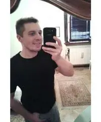 Sono un ragazzo italiano, carino, mi chiamo Alessandro... Sono un ragazzo italiano, carino, mi chiamo Alessandro...