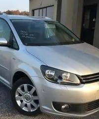 VOLKSWAGEN Touran 1.6 TDI 105CV LIFE NAVI/PARK ASSIST VOLKSWAGEN Touran 1.6 TDI 105CV LIFE NAVI/PARK ASSIST