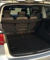 VOLKSWAGEN Touran 1.6 TDI 105CV LIFE NAVI/PARK ASSIST VOLKSWAGEN Touran 1.6 TDI 105CV LIFE NAVI/PARK ASSIST