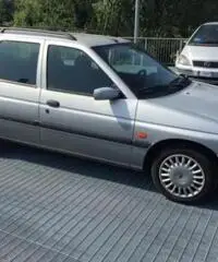 FORD Escort 1.6i 16V cat Station Wagon Ghia FORD Escort 1.6i 16V cat Station Wagon Ghia