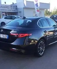 Alfa Romeo Giulia 2.2 Turbo Diesel 150 Cv Business Launch Edition Alfa Romeo Giulia 2.2 Turbo Diesel 150 Cv Business Launch Edition