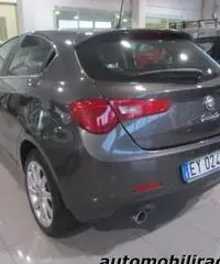 ALFA ROMEO Giulietta 1.6 JTDm-2 105 CV Distinctive ALFA ROMEO Giulietta 1.6 JTDm-2 105 CV Distinctive