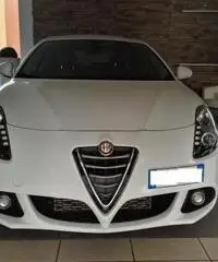 ALFA ROMEO Giulietta 1.6 JTDm-2 105 CV Distinctive ALFA ROMEO Giulietta 1.6 JTDm-2 105 CV Distinctive