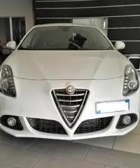 ALFA ROMEO Giulietta 1.6 JTDm-2 105 CV Distinctive ALFA ROMEO Giulietta 1.6 JTDm-2 105 CV Distinctive