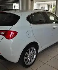 ALFA ROMEO Giulietta 1.6 JTDm-2 105 CV Distinctive ALFA ROMEO Giulietta 1.6 JTDm-2 105 CV Distinctive