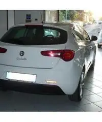 Alfa Romeo Giulietta 1.6 Jtdm-2 105 CV Distinctive Alfa Romeo Giulietta 1.6 Jtdm-2 105 CV Distinctive
