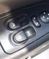 LANCIA Ypsilon 1.3 MJT 75 CV Oro ( BLUE   ME ) LANCIA Ypsilon 1.3 MJT 75 CV Oro ( BLUE   ME )