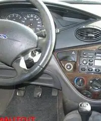 FORD Focus 1.6i 16V cat 5p. Ambiente