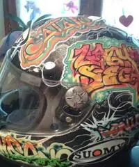Tuta in pelle e casco SUOMY