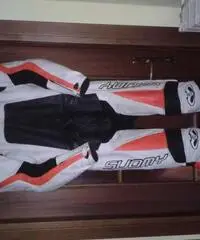 Tuta in pelle e casco SUOMY