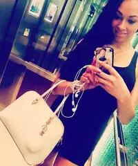 Sono una donna molto decente che cerca la mia anima gemella indipendentemente dall'età.