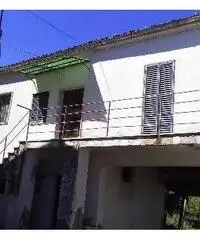 Casa di abitazione con magazzini e terreno Casa di abitazione con magazzini e terreno