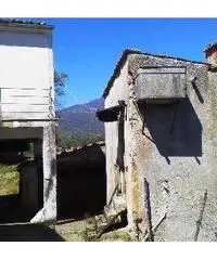 Casa di abitazione con magazzini e terreno Casa di abitazione con magazzini e terreno